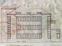 <p style="text-align: justify;">Žymaus muziejininko ir kultūros veikėjo Pauliaus Galaunės trijų aukštų mūrinis gyvenamasis namas stovi prestižinėje vietoje, Vydūno al. pradžioje. Tai būdingas ankstyvojo lietuviško modernizmo pavyzdys: estetiniam fasadų papuošimui naudojamos paprastos horizontalios linijos, išorėje dominuoja stačiakampės formos, priekinio fasado langai sugrupuoti į vieną bemaž kvadrato formos plokštumą, kurią galima suvokti kaip vientisą geometrinį objektą. Išskirtinėmis reikėtų laikyti šonines laiptines, kurioms įstiklinti panaudotas kampinis stiklas, einąs per visą sienos ilgį. Nors tai palyginti menka detalė, tačiau aiškiai atpažįstamas modernizmo architektūrinės kalbos elementas. Viduje namas suplanuotas gana simetriškai. Kiekviename aukšte yra po penkis kambarius, virtuvė, vonia ir tualetas, jungiami koridorine sistema. Pagalbinės patalpos įrengtos rūsyje ir pastogėje. Pastarojoje taip pat įrengtas ir sargo butas, į kurį patenkama per ūkinę laiptinę. Nors objekto autorystę yra įprasta priskiti Arnui Funkui, tačiau brėžiniuose taip pat esama ir Nikolajaus Mačiulskio spaudo (A. Funko parašas šalia) <a name="_ftnref1" href="#_ftn1"></a>[1].</p>
<p><em>Vaidas Petrulis</em></p>
<p> </p>
<hr size="1" />
<p><a name="_ftn1" href="#_ftnref1"></a>[1] Plačiau žr.: V. Sirvydaitė-Rakutienė. A. ir P. Galaunių namų istorija [interaktyvus]. Priega per internetą: <<a href="http://www.museums.lt/Biblioteka/rakutiene.htm#3">http://www.museums.lt/Biblioteka/rakutiene.htm#3</a>>.  </p>
<p> </p>