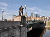 Vilniaus Žaliojo tilto skulptūrų problema yra geras pavyzdys kaip kultūros paveldo praktika Lietuvoje vis dar yra aklavietėje kuomet reikia spręsti prieštaringus klausimus. Todėl problematiką bando spręsti Architektūros ir urbanistikos centro darbuotojai Vaidas Petrulis ir Kastytis Rudokas.