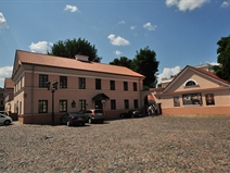 <p style="text-align: justify;">Kaunas post station was established in the building constructed at the beginning of the 17th century. The building stands out for its place in the Town Hall square – it interrupts the division of this part of the old town square into land plots and intervenes between the Town Hall building and the buildings of the western perimeter of the square. The oldest historic acknowledgment of this part of the square, in the 1607 Kaunas mayor books, mentions the butcher’s shop. It is assumed that later this place housed granaries, a bakery and a prison belonging to the town. During the 1655-1661 war with Russia these buildings were burned and damaged. In 1820 the architect Joseph Poussier prepared the design for the town post office, town weighing machine and meeting hall. The station was established in 1830-1835, during the construction of the St. Petersburg-Warsaw road. The archaeological research has uncovered a forging kiln, which could have been used for casting bells or artillery cannons.</p>
<p><em>Mindaugas Bertašius </em></p>
