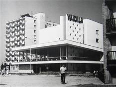 Architekto Vykio Juršio projektuotame tipiniame objekte kaip ir kituose ankstyvojo sovietmečio kino teatrų pastatuose buvo ieškoma sprendimo, kaip socialistinio modernizmo stilistikos objektui suteikti ekspresijos bei architektūrinio išraiškingumo...