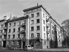 <p style="text-align: justify;">Tai pirmasis, 1952 m. pradėjęs kilti, „Pergalės“ fabriko gyvenamojo kvartalo namas. Karaliaus Mindaugo pr. ir Maironio g. kampe esantis objektas savo kampinę padėtį, kaip ir įprasta „socialistinio realizmo“ stilistikos laikotarpiui, pabrėžia bokšto pavidalo kampine dalimi. Tačiau lipdybinė puošyba gana santūri, be sovietinės simbolikos, artimesnė liaudies meno ornamentikai (tam tikras tuometės koncepcijos „socialistinis savo turiniu, nacionalinis savo forma“ atspindys).</p>
<p><em>Vaidas Petrulis</em></p>
<p> </p>