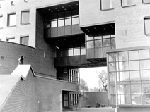 Objektas laikomas vienu pirmųjų ir ryškiausių postmodernizmo architektūros pavyzdžių Lietuvoje. Atsakymą, kodėl būtent šiai tuomet naujai tendencijai priskirtinas šis pastatas, architektas Audrius Ambrasas komentavo taip: „nes langų juostas vėl pakei...