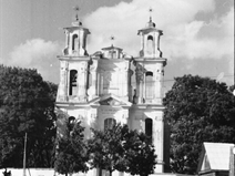 <p style="text-align: justify;">Švč. Trejybės bažnyčia, vėlyvojo baroko architektūros statinys, Stakliškių miestelyje iškilo XVIII a. II pusėje. Bažnyčia yra kryžminio plano, su viena išilgine nava ir transeptu, kurių sankirtą žymi aklas sferinis skliautas. Pagrindinį fasadą remia du tritarpsniai bokštai, galiniame fasade – trikampė apsidė. O šoninių fasadų ritmą kuria siaurų bokštų ir plačių koplyčių bei žemų zakristijų kontrastai. Vidaus erdvę, kurios planavimo sprendimas būdingas vėlyvajam barokui, formuoja trumpa nava, triarkis priebažnytis, dvi šoninės koplyčios ir presbiterija bei chorai. Didysis bažnyčios altorius – dviejų aukštų, iškeltas ant aukšto cokolio, tradicinės kompozicijos (apačioje – Šv. Juozapo ir Švč. Mergelės figūros). Dar keturi bažnyčios altoriai išdėstyti transepto koplyčiose. Iki šių dienų išlikę nemažai vertingų XVII–XVIII a. dailės ir skulptūros kūrinių, liturginių reikmenų, vertingiausi iš jų – pavaikslas „Švč. Trejybė“ ir skulptūra „Nukryžiuotasis“.</p>
<p style="text-align: justify;"><em>Parengė Viltė Migonytė</em></p>
<p style="text-align: justify;"> </p>
<p style="text-align: justify;">Literatūra:</p>
<ol>
<li><em style="text-align: justify;">Architektūros istorija</em>. Vilnius, 1989, t. 2, p. 112.</li>
<li>Vyskupo Ignoto Jokūbo Masalskio Kauno dekanato vizitacija 1782 m. In <em>Lietuvos istorijos šaltiniai</em>. Vilnius, 2001, t. 6, p. 133.</li>
</ol>
<p style="text-align: justify;"> </p>