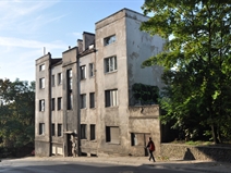 1932 m. kovo 15 d. Teresė ir Mykolas Narbutai pateikė prašymą statytis mūrinį 4 aukštų namą.  Žemės sklypą (tuometis adresas Žemaičių g. 13) Narbutai įsigijo 1931 m., iš M. ir M. Riakų. Pastato projektą parengė inž. Aleksandras Gordevičius. Stogas bu...