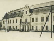 <p style="text-align: justify;">It is generally considered that the Lithuanian Grand Duchy chancellor Kazimierz Pac constructed this mansion in the 17th century by joining several previously built residential houses. The mansion is sometimes called Sirutis mansion after its owner in the 18th century. The mansion was constructed joining possibly four town possessions. The research indicates that the northern part of the mansion was constructed incorporating the cellars of two buildings; with there being a driveway between the two cellars. The southern part was constructed using the cellars of two buildings next to each other; these cellars had entrances from opposite directions. The driveway leading to the courtyard was placed in the centre of the land plot. The property contained many non-residential buildings – a servants building, carriage house, granary, and horse stables. In the 18th century Kaunas court elder Simonas Sirutis acquired the property and reconstructed the mansion. A new Classicism entrance was established instead of the driveway. During the research, among the finds that are usual for Kaunas Old Town, there were a few more rare finds that were notable for their artistic value.</p>
<p><em>Mindaugas Bertašius</em></p>