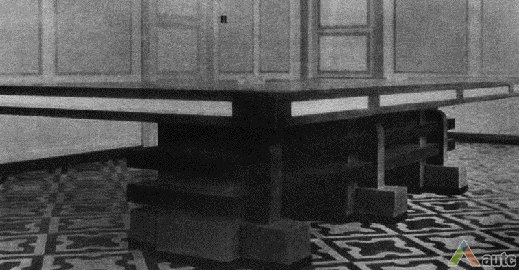  Stalas "Pienocentro" posėdžių salei (arch. Bronius Elsbergas). iš: Albumas Vytatuto Didžiojo 500 metų mirties metinėms paminėti. Kaunas, 1933, p. 469