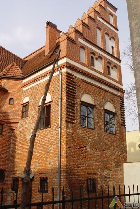 Kiemo fasado vakarinis rizalitas. J. Butkevičienės nuotr., 2003 m.