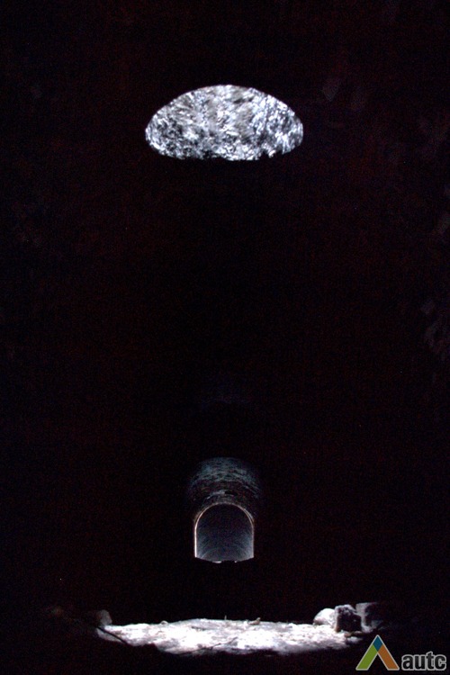 Ventiliacinė šviesos patekimo anga II forto poternoje. 2011 m., R. Kilinskaitės nuotr.
