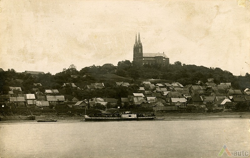 Bažnyčia ir miestelis. Bendras vaizdas nuo Nemuno. XX a. 3-4 deš. A. ir J. Juškų etninės kultūros muziejaus nuotr.