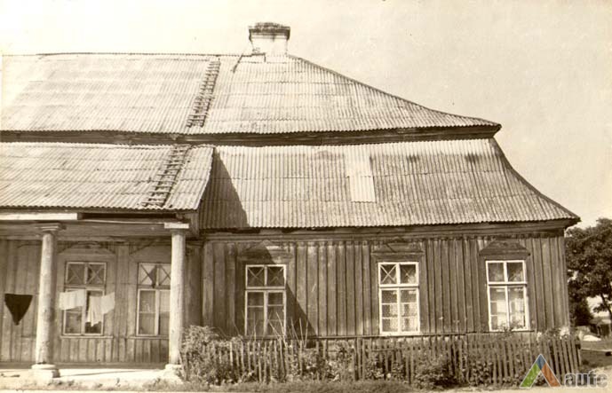 Aristavėlės dvaro pagrindinio fasado dalis 1982 m. E. J. Morkūno nuotr., LLBM archyvas