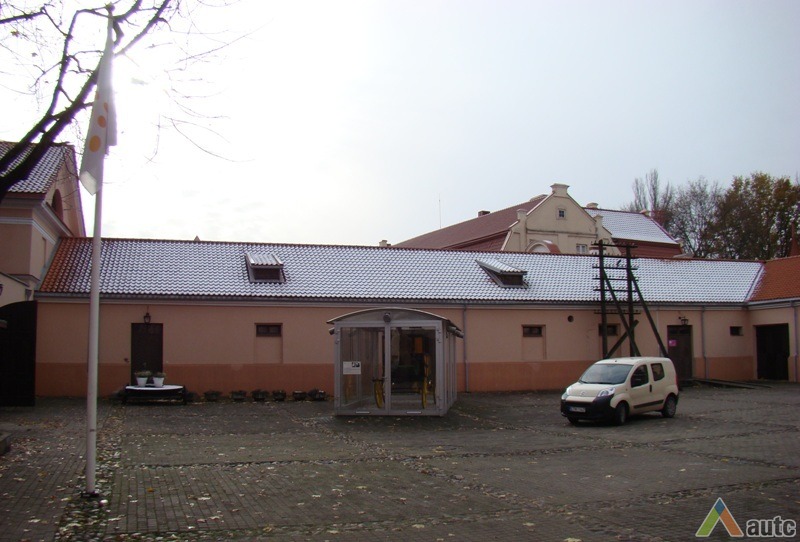 Komplekso vakarinio vidinio kiemelio pietinė pusė, pastato nr. 17 pietinis fasadas. J. Butkevičienės nuotr., 2012 m.