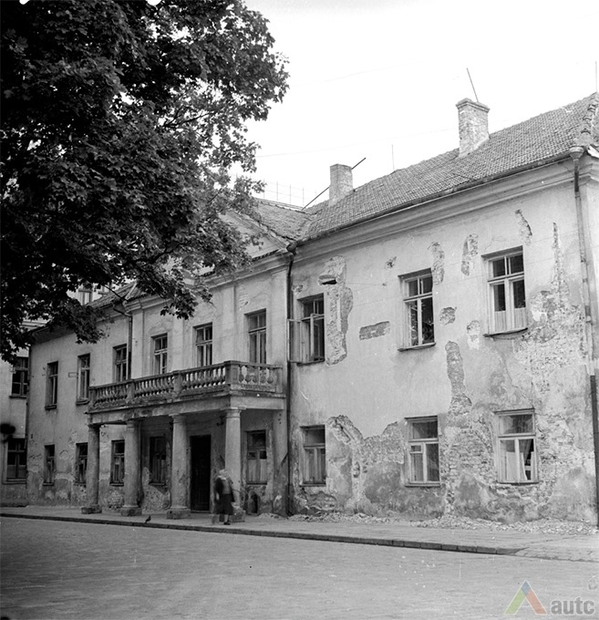 House before restauration. Author of phot. unknown, 1963, from Lithuanian central state archive, photodocuments department.