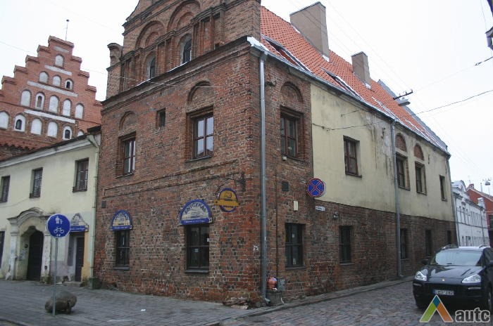 Pagrindinio fasado fragmentas ir šoninis fasadas. J. Butkevičienės nuotr., 2010 m.