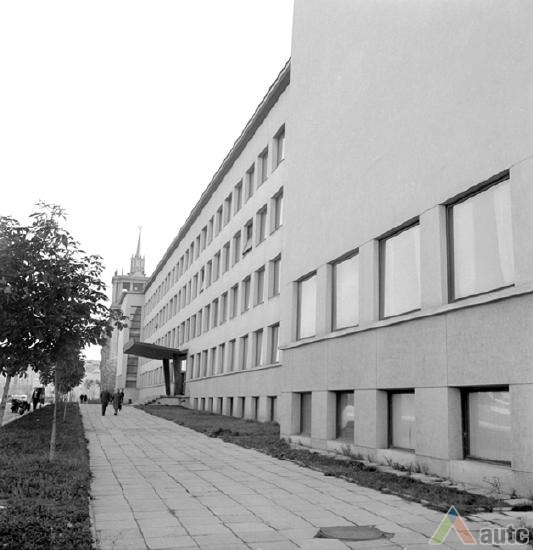 MSPI pastatas 7 deš. S. Zolmos nuotr., 1967, LCVA.  Publikuota leidinyje "Architektūra sovietinėje Lietuvoje", Vilnius: VDA leidykla, 2012, p. 263