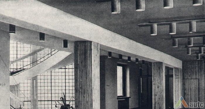 Vestibiulio fragmetas. Iš: "Архитектура СССР", 1962, Nr. 11, p. 34