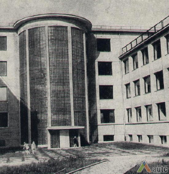 Galinis fasadas. Iš: "Архитектура СССР", 1962, Nr. 11, p. 34