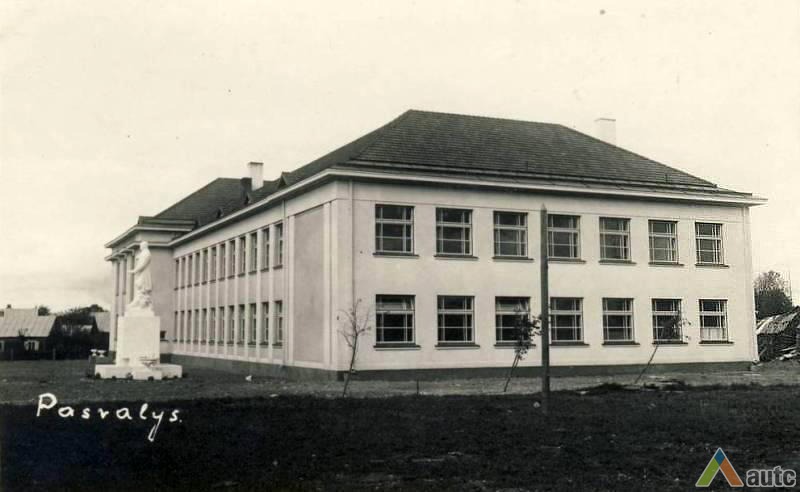 School after construction. Photo from KPD KVR website http://kvr.kpd.lt/#/static-heritage-search /