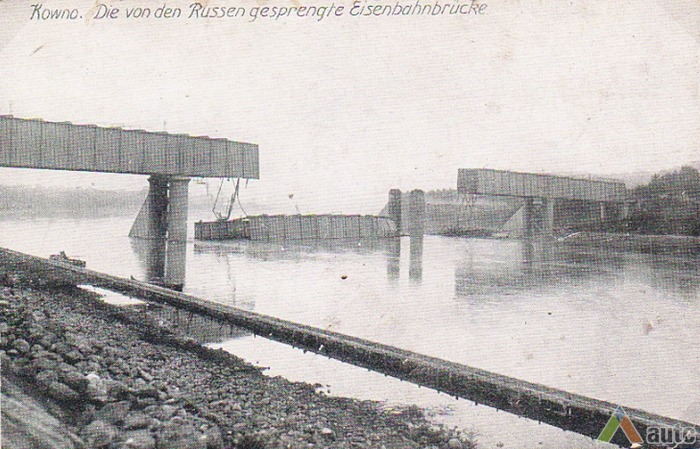 1915 m. išsprogdintos dvi vidurinės tilto santvaros. Iš H. Kebeikio kolekcijos