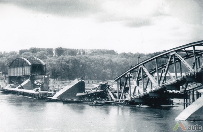 Prasidėjus Antrajam pasauliniui karui, rusai traukdamiesi 1944 06 24 tiltą susprogdino. Iš H. Kebeikio kolekcijos
