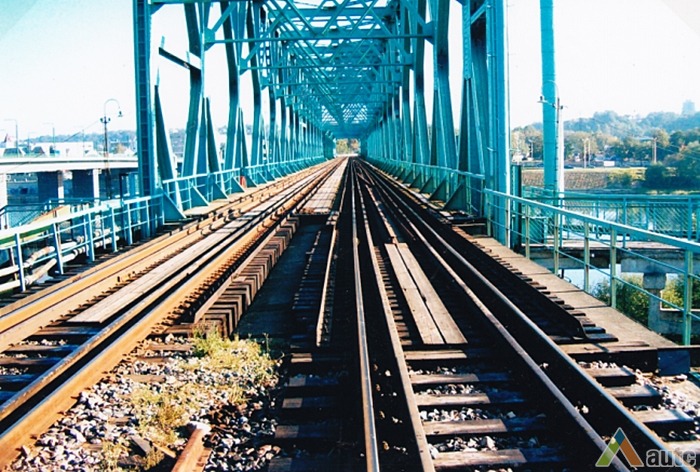 Kauno Žaliuoju tiltu, kaip ir anksčiau, nutiestos dvi geležinkelio linijos; pastačius 2002 m. M. K. Čiurlionio tiltą, pėsčiųjų eismas uždraustas. H. Kebeikio nuotr.