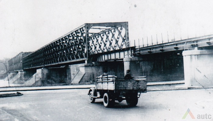 Dabartinę išvaizdą Kauno geležinkelio tiltas įgavo 1945–1948 m., kai buvo atstatytas rusų kariuomenės inžinerinio dalinio, 1960 m. Iš H. Kebeikio kolekcijos