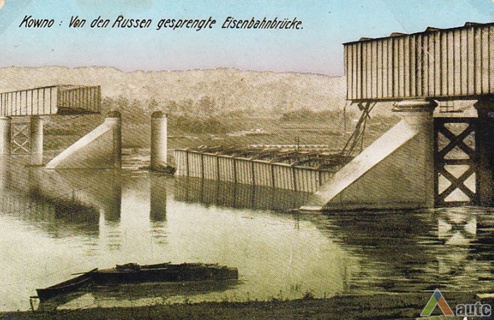 1915 m. rugpjūčio 17-18 d. naktį rusų kareiviai išsprogdino dvi vidurines tilto santvaras. Iš H. Kebeikio kolekcijos