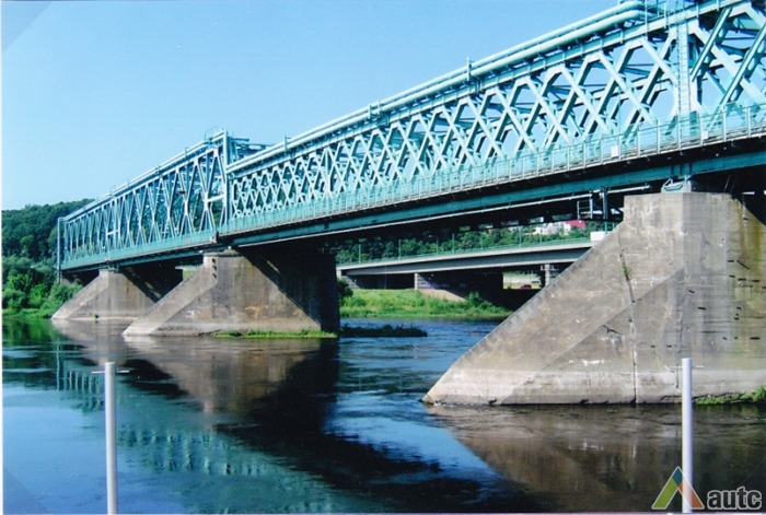 Kauno Žaliojo geležinkelio tilto vaizdas nuo dešiniojo kranto. Henriko Kebeikio nuotr., 2010 m.
