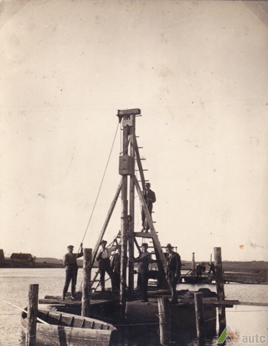 Saločių tilto statyba 1929 m. Atramų poliai buvo kalami rankine poliakale. I. Chaito nuotr. Iš H. Kebeikio kolekcijos
