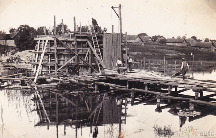 Saločių tilto statyba 1929 m.  I. Chaito nuotr. Iš H. Kebeikio kolekcijos
