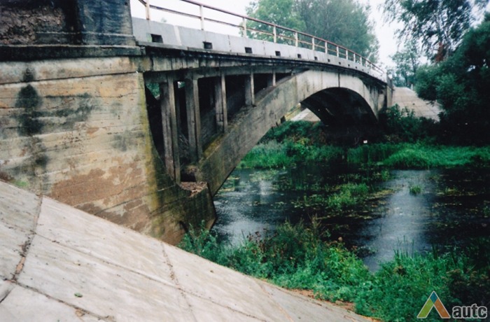 Paliūniškio originalios konstrukcijos arkinis  gelžbetoninis tiltas - vienintelis toks Lietuvoje, 1995 m. H. Kebeikio kolekcijos nuotr.