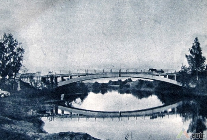 Paliūniškio tiltas, statytas 1933 m. Iš fotografijų leidinio "Panevėžys", 1960 m.
