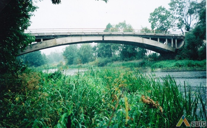 Tilto per Lėvens upę vaizdas iš aukštupio pusės 1995 m. H. Kebeikio kolekcijos nuotr.