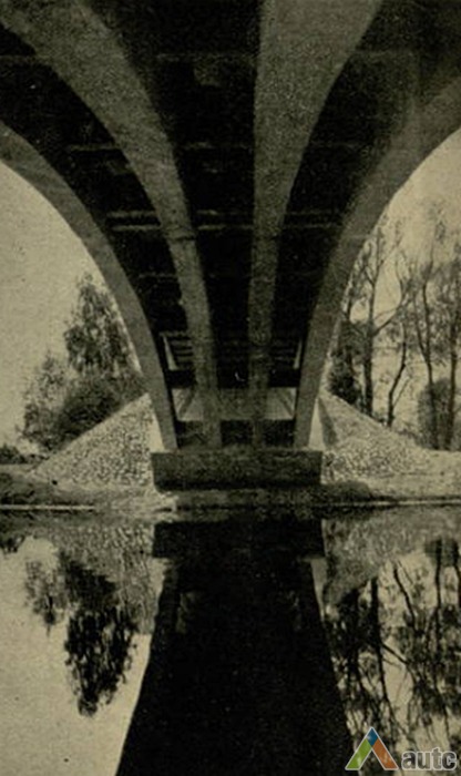 Paliūniškio tilto arkos vaizdas tarpukariu. Iš leidinio "Panevėžio apskrities savivaldybė 1918-1938 m."
