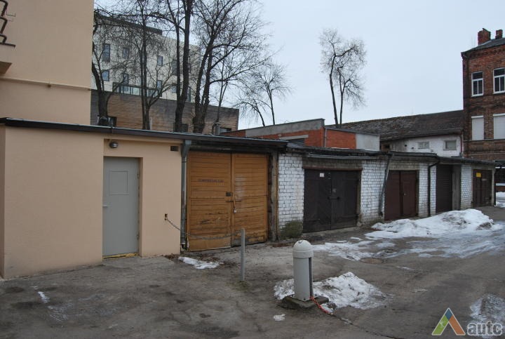 Garažai prie namo Laisvės al. 83. V. Petrulio nuotr., 2013 m.