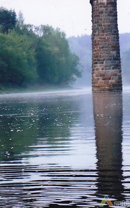 Tik iš šalies žvelgiant tilto tauras atrodo neaukštas. H. Kebeikio kolekcijos nuotr., 2012 m.