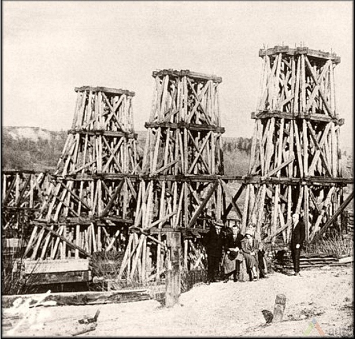 Ardomo Alytaus medinio geležinkelio tilto per Nemuną vaizdas apie 1930 m. H. Kebeikio kolekcijos nuotr.