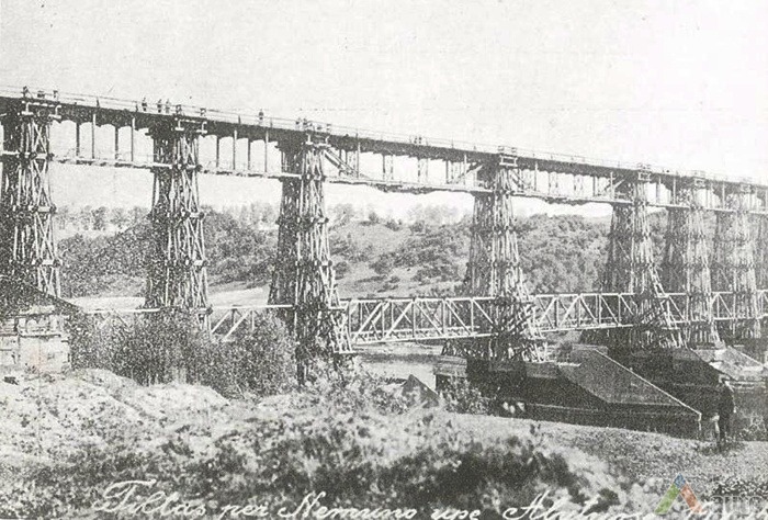 Vokiečiai gyrėsi, jog tai aukščiausias Europoje medinis geležinkelio tiltas. H. Kebeikio kolekcijos nuotr.