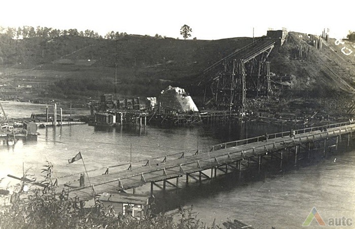 1915 m. rugpjūčio 14 d., rusų kariuomenė traukdamasi iš Alytaus susprogdino tilto santvarą ir taurus. H. Kebeikio kolekcijos nuotr.