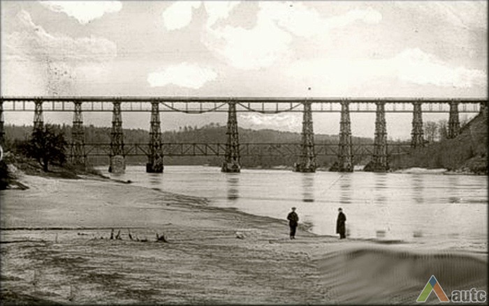 Tačiau tiltas nebuvo labai tvirtas, todėl per jį neleisdavo sunkesnių traukinių. H. Kebeikio kolekcijos nuotr.
