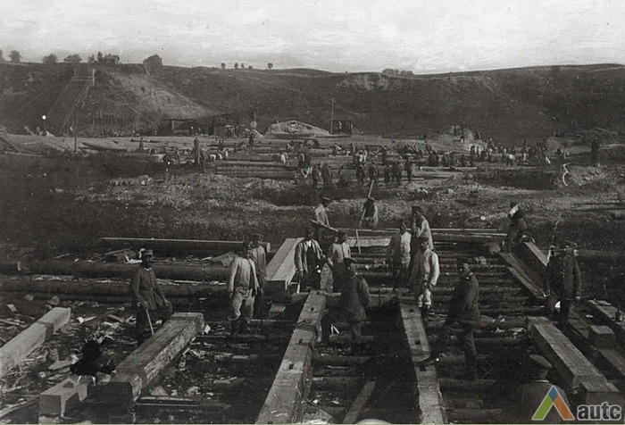 Užėmę Alytų vokiečiai tuoj pat ėmėsi geležinkelio tilto atstatymo darbų, tiksliau, pradėjo statyti naują medinį geležinkelio tiltą. H. Kebeikio kolekcijos nuotr.