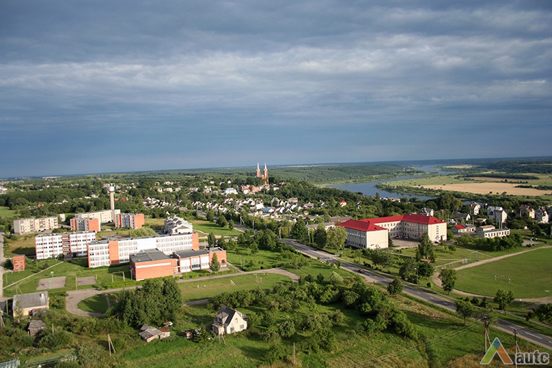 Vakarinės miestelio dalies vaizdas iš oro. Kairėje nuotraukos pusėje Vilkijos žemės ūkio mokykla, dešinėje – Vilkijos gimnazija. T. Žuko nuotr., 2008 m.