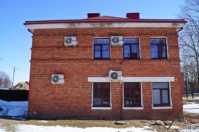 Veiverių šaulių namų šoninis fasadas. R. Kilinskaitės nuotr., 2013