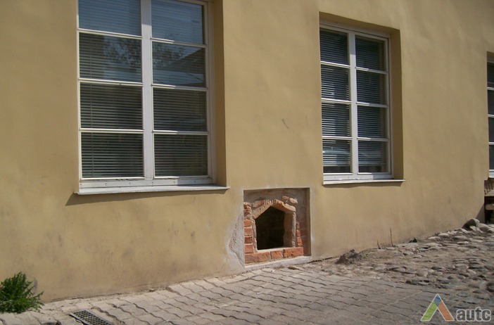 Restauruotas rūsio langelis Bernardinų g. korpuso kiemo fasade 2013 m. M. Baužienės nuotr.