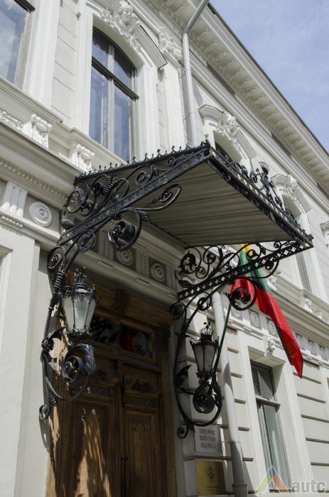 Stogelis virš durų iš K. Sirvydo g. 2013 m. P. T. Laurinaičio nuotr. 