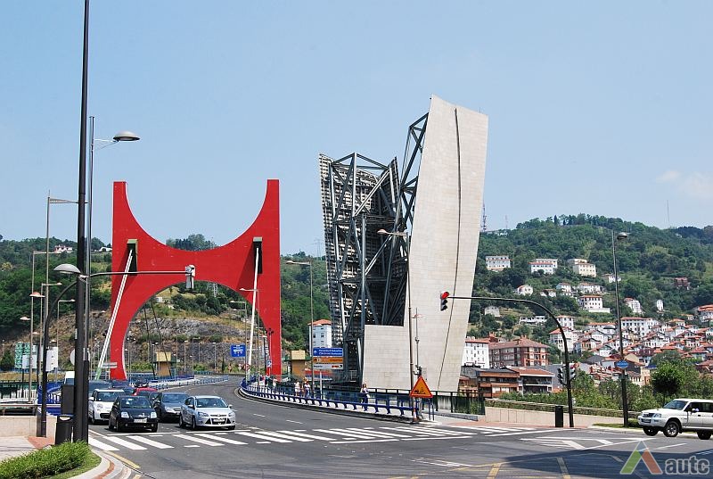 La Salve tiltas pastatytas 2007 muziejaus dešimtmečiui paminėti. Ryškūs site-specific meno krypties bruožai. The Bridge of La Salve. Built to the 10th Anniversary of the Museum. V. Petrulis photo.