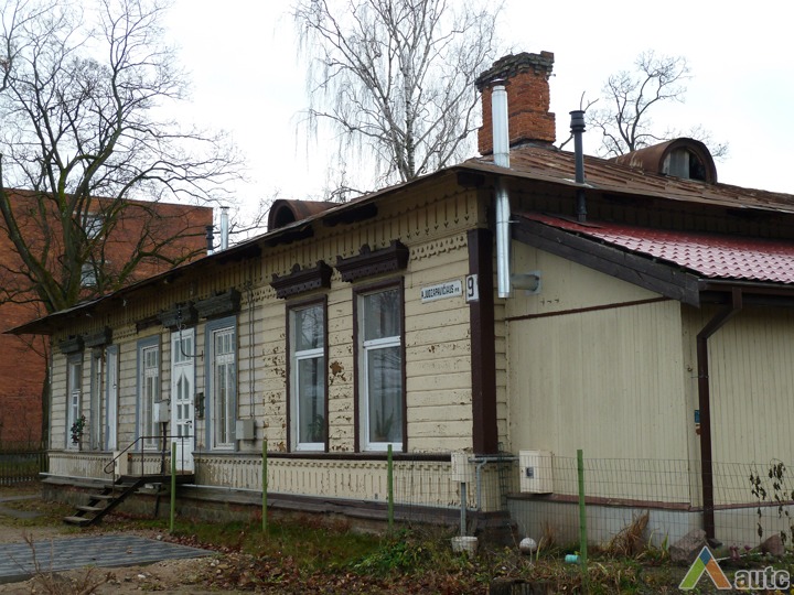 Medinis karininkų gyvenamasis namas. Nuotr. N. Steponaitytė, 2012 m.