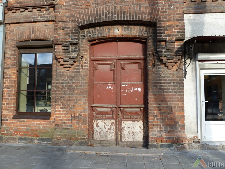 Karininkų gyvenamojo namo durys. Nuotr. N. Steponaitytė, 2012 m.