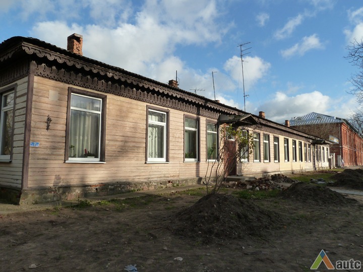 Medinis puskarininkių gyvenamasis namas. Nuotr. N. Steponaitytė, 2012 m.