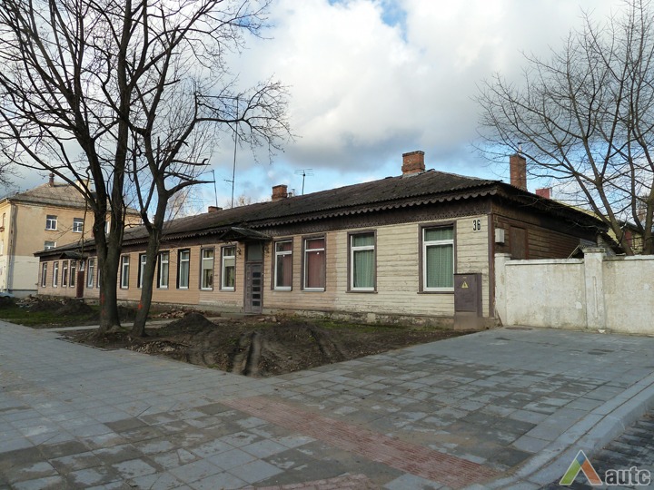 Medinis puskarininkių gyvenamasis namas. Nuotr. N. Steponaitytė, 2012 m.
