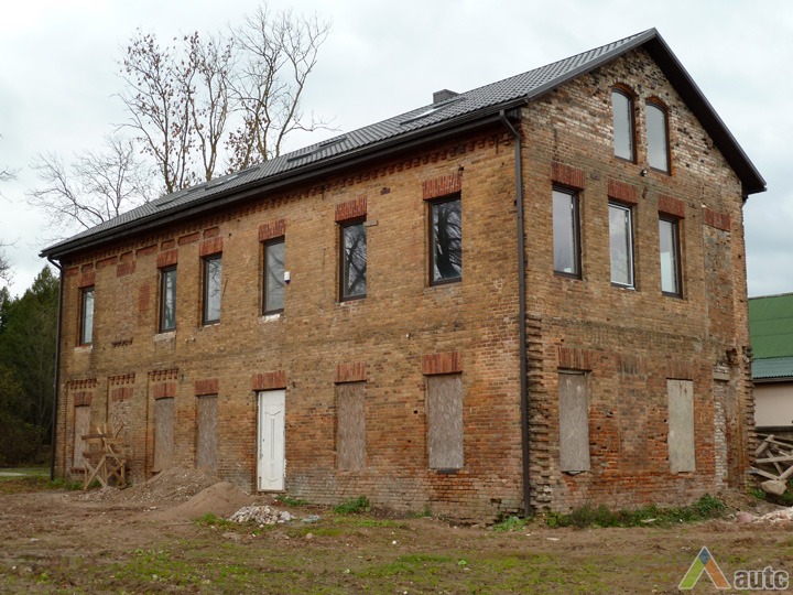 Spėjamai štabo pastatas arba karininkų gyvenamasis namas (XX a. IV deš.). Nuotr. N. Steponaitytės, 2012 m.